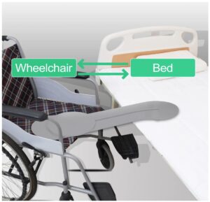 كرسي متحرك مزود بلوح نقل رمادي اللون مع قرص ينزلق، وموضوع بأحد طرفيه على سرير
